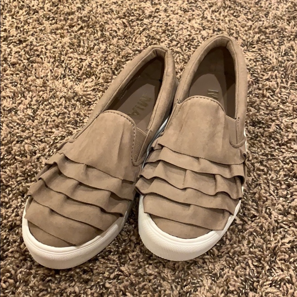 Ruffle brown shoes